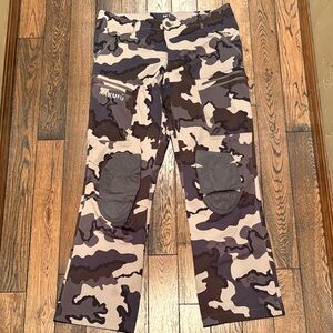 KUIU Men's Gray & Black Camouflage Cargo Pants